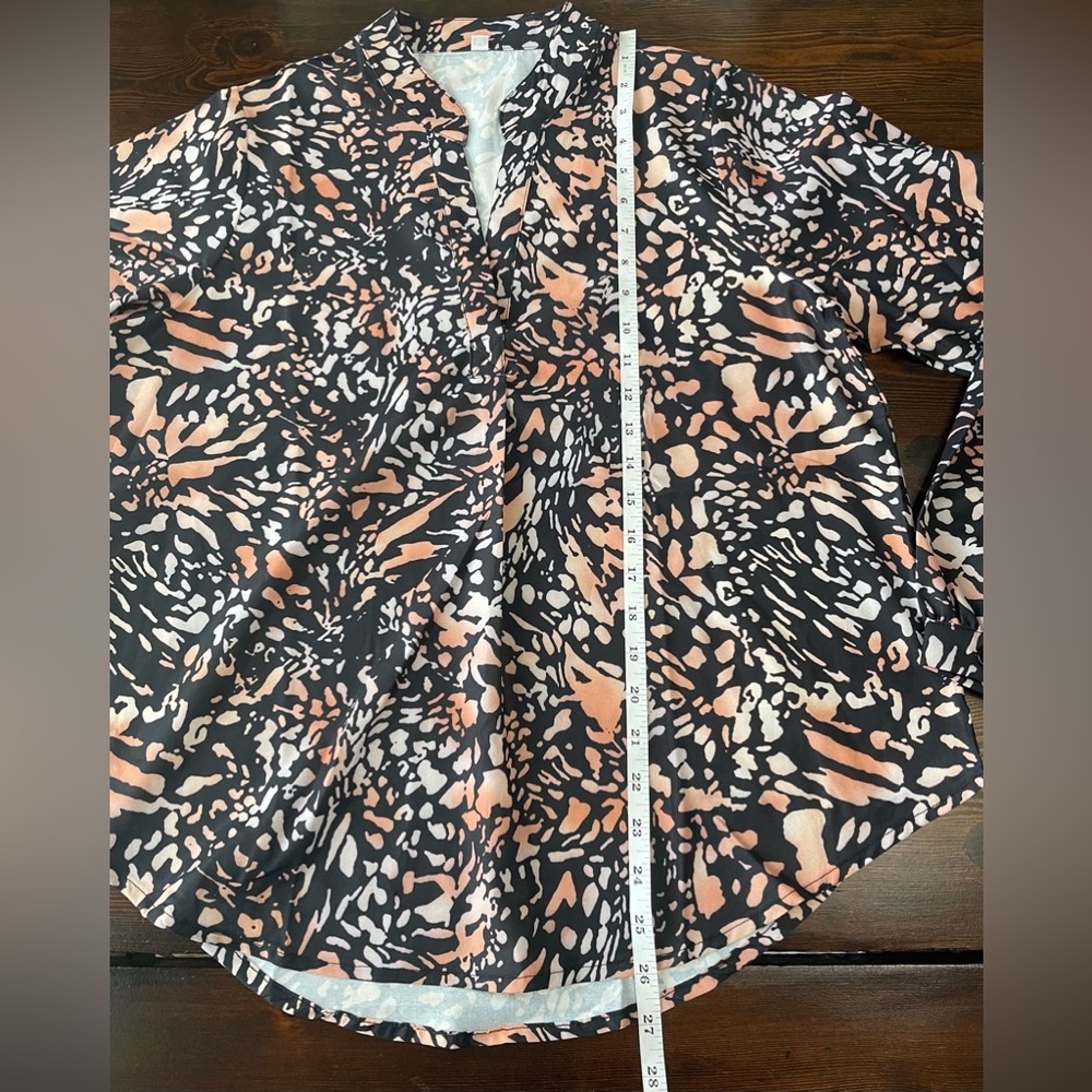 *SALE* NWOT Women’s size M v-neck blouse - Picture 11 of 12